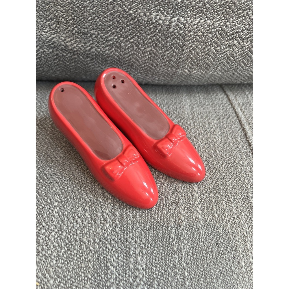 1999 Enesco Wizard of Oz Dorthy's Ruby Red Slippers Salt & Pepper Shaker Set